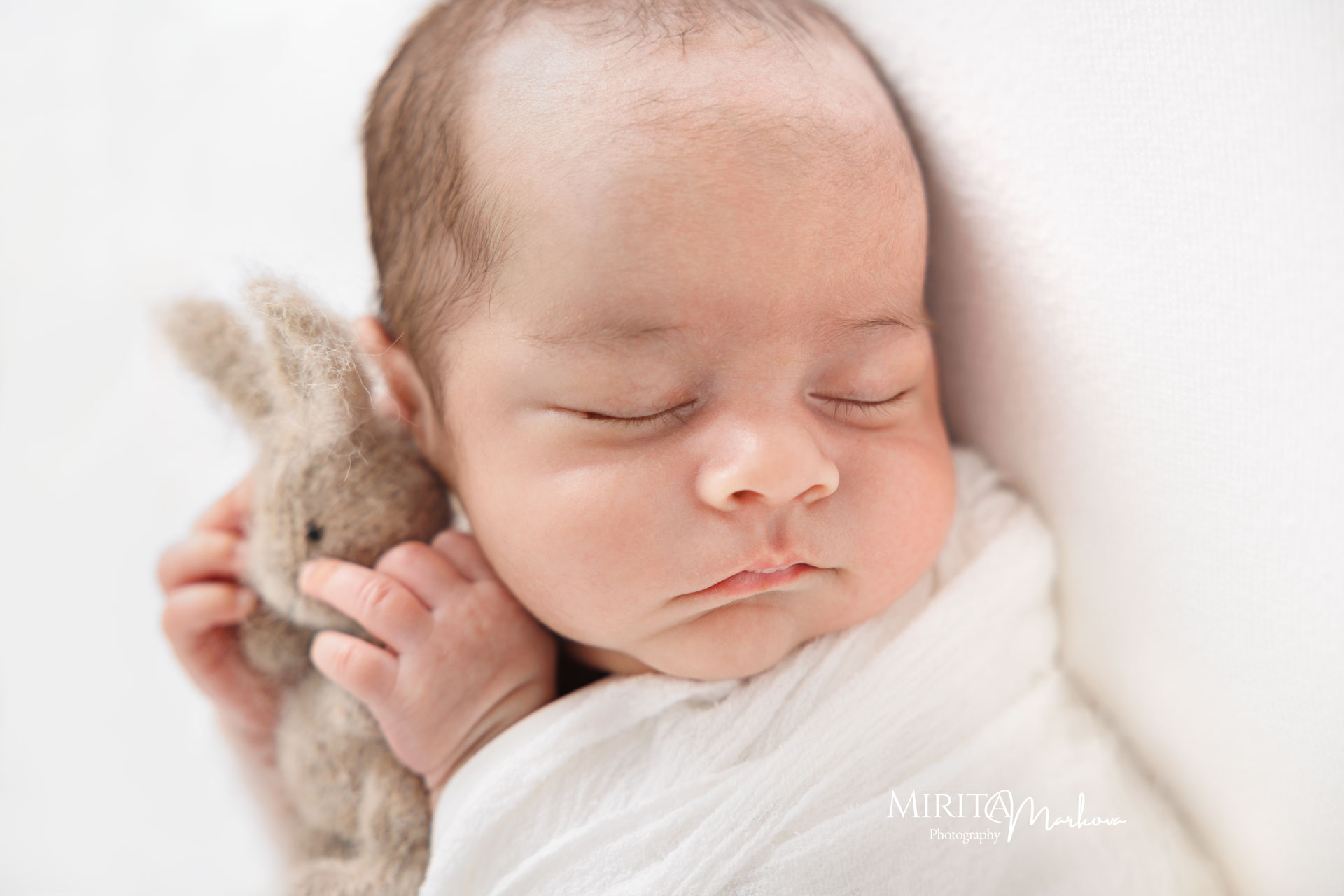 Новородено бебе с кафяво зайче.